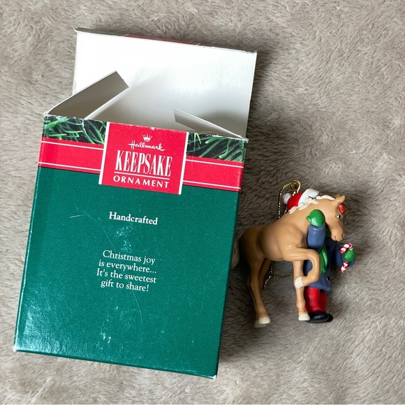 Keepsake ornament Sweet talk a foal and a boy - Picture 7 of 11